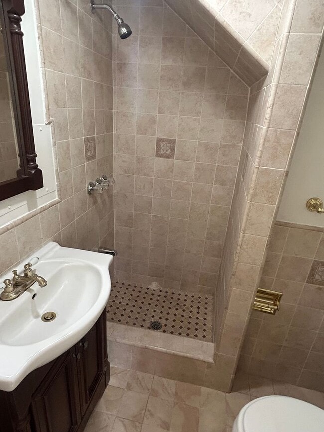 Building Photo - Spacious 2-bedroom with bonus room townhom...