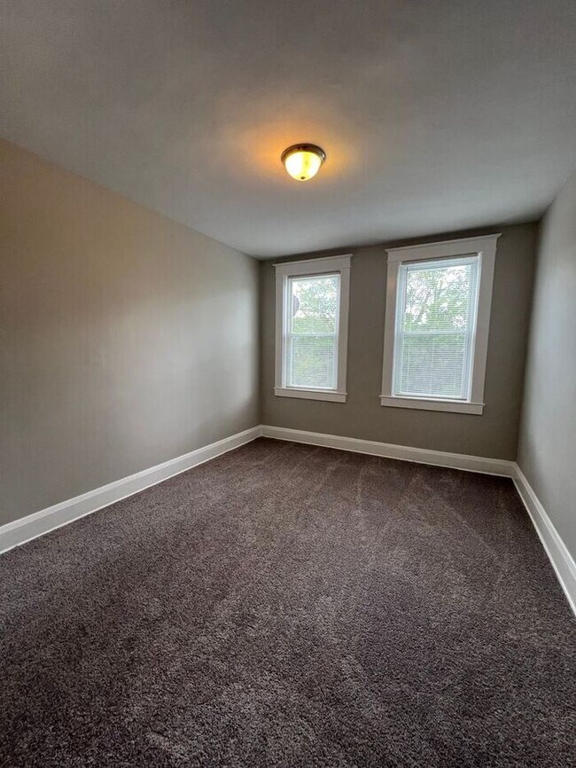 Building Photo - 3 Bedroom 1.5 Bathroom Townhome