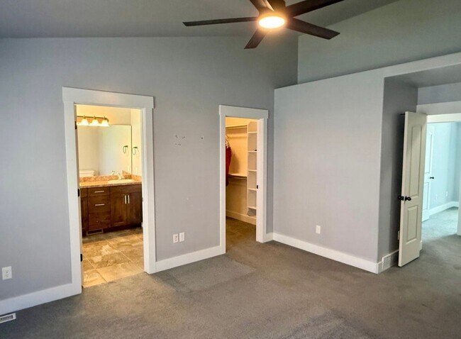 Building Photo - 7081 Hollow View Ct