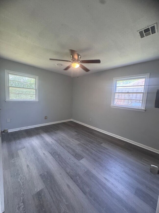 Building Photo - Newly Renovated Southlawn Home