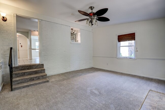 Building Photo - MOVE IN READY!