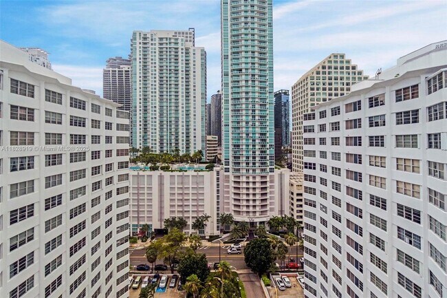 Building Photo - 905 Brickell Bay Dr
