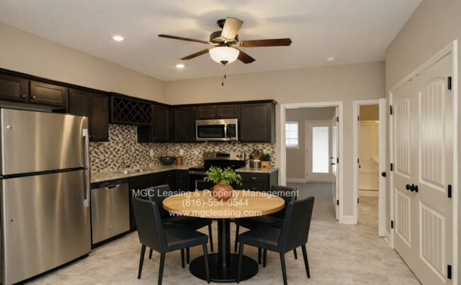 Building Photo - 3 Bedroom Luxury Townhome for rent in Lee's Summit