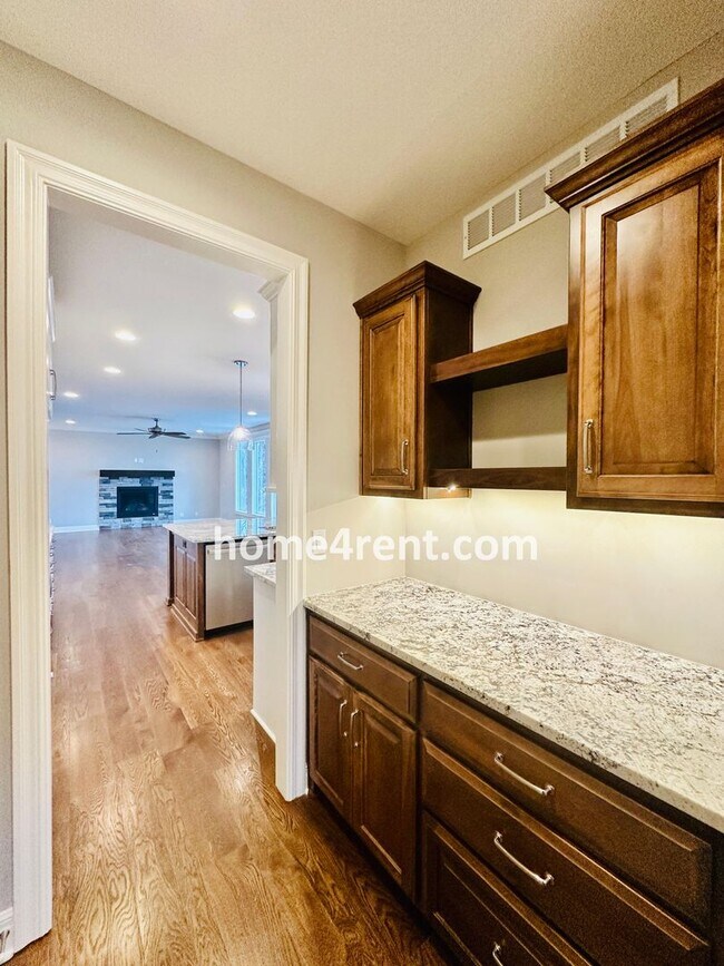 Building Photo - Nearly New Luxury Home in Blue Valley Schools!