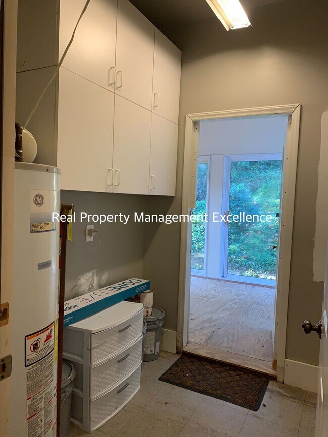 Building Photo - Renovated Raleigh Ranch, Convenient To 440...