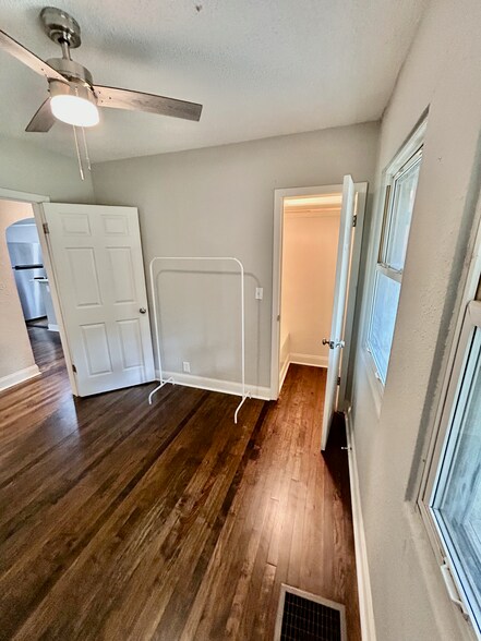 Building Photo - 515 W 85th Ter