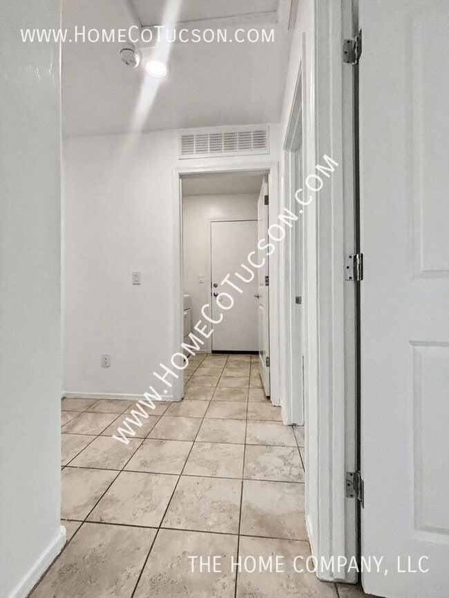 Building Photo - 955 W Calle Ronda