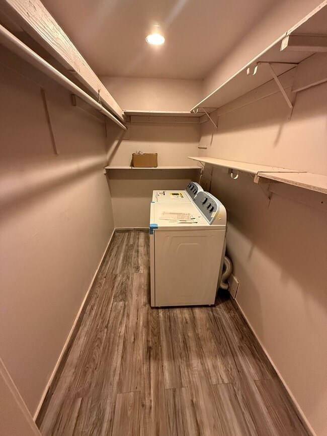 Building Photo - Available NOW! 4 bedroom 2 bathroom in Medical District