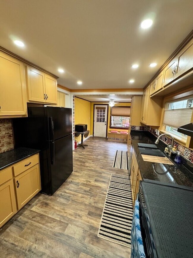 Building Photo - SHAS2352