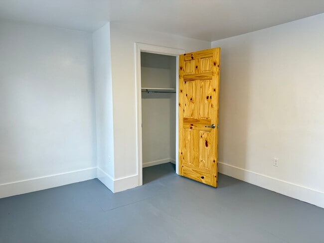 Building Photo - ACCEPTING SECTION 8 - Spacious 3 Bedroom 2 Bathroom Home in Columbia!