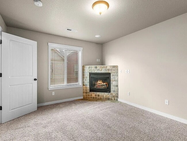 Building Photo - Charming 3 Story Townhome with AC