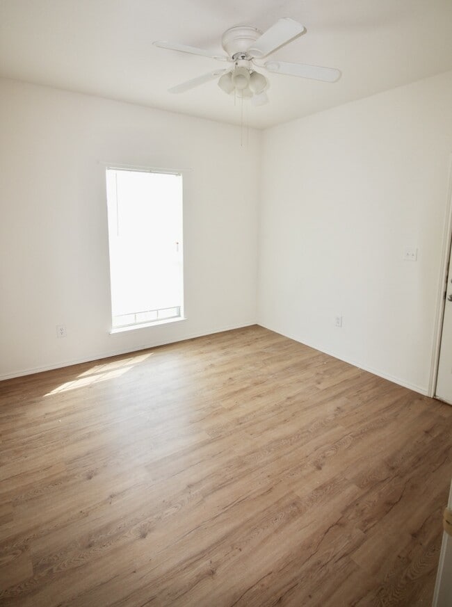 Building Photo - FOR LEASE! Nice 3 BR - 2 BA - 1,062 sf dup...