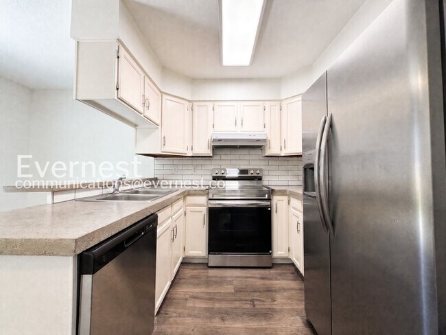 Building Photo - 3 Bed/2.5 Bath Townhome with Fenced Yard / Available Now!