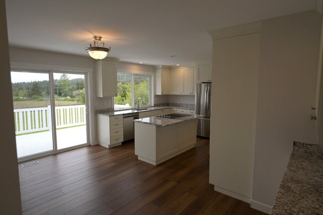 Building Photo - Newly renovated 3 bed 2 bath in a country ...