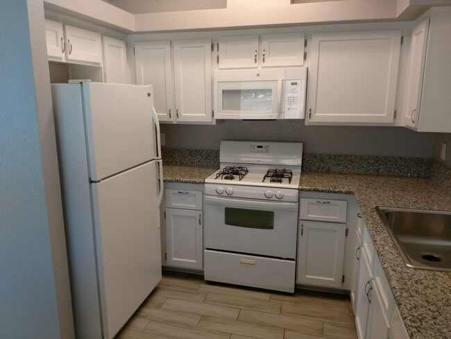 Building Photo - Henderson 4 Bedroom