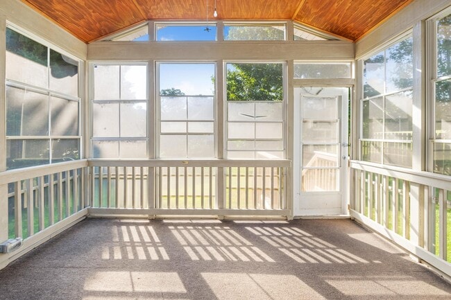 Building Photo - 8422 Bampton Dr