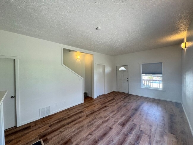 Building Photo - Gorgeous 4 Bed, 2 Bath Home on South Hill!