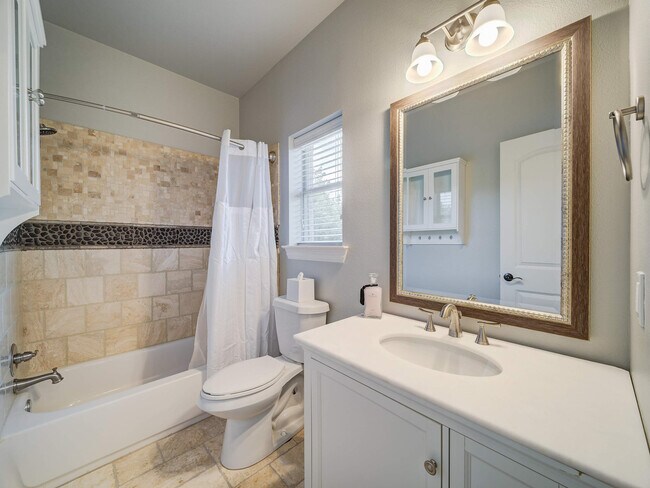 Building Photo - 200 Cove Dr