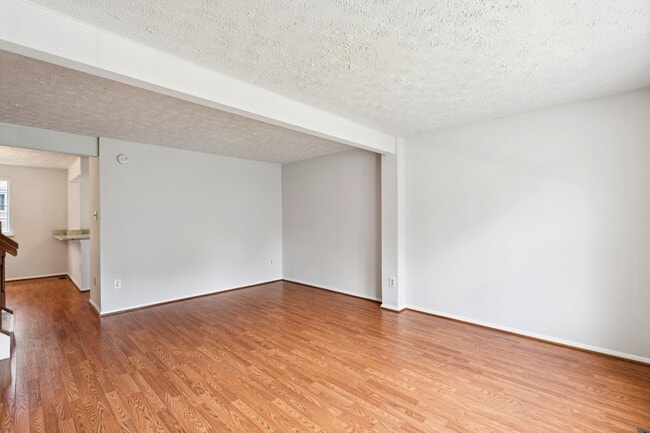 Building Photo - Conveniently located in the Courts of Tysons!