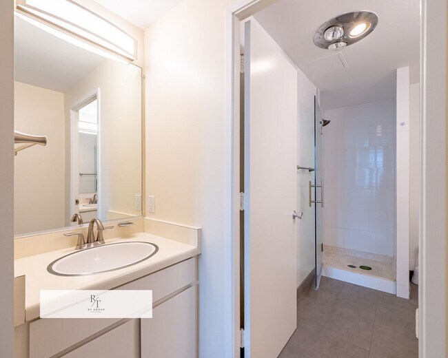 Building Photo - Modern 2-Bedroom Condo with Premium Amenities in Los Angeles