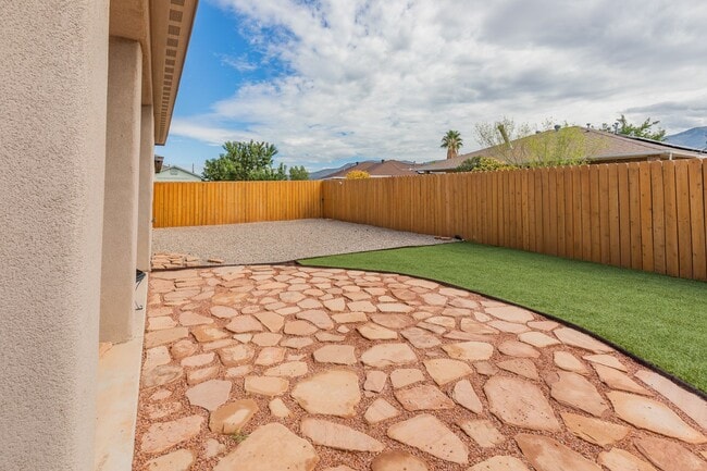Building Photo - Beautiful 3 Bedroom/2 Bath Home