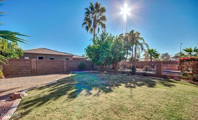 Building Photo - 2021 E Desert Inn Dr
