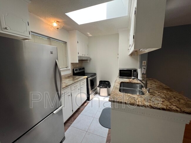 Building Photo - 8087 Charter Oak Ln