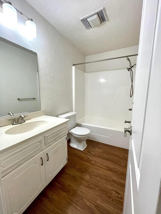 Building Photo - 1432 S Stoneridge Manor