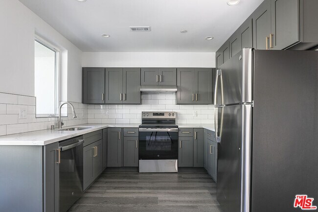 Building Photo - 1432-1432 W 9th St