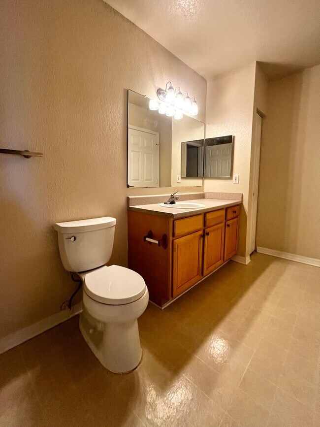 Building Photo - 1/1 unit available now for annual lease