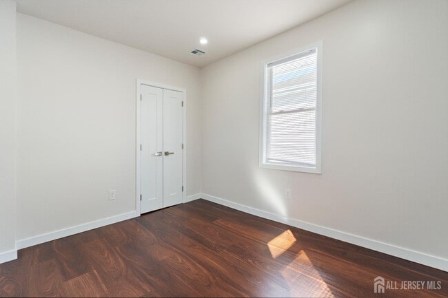 Building Photo - 826 George St