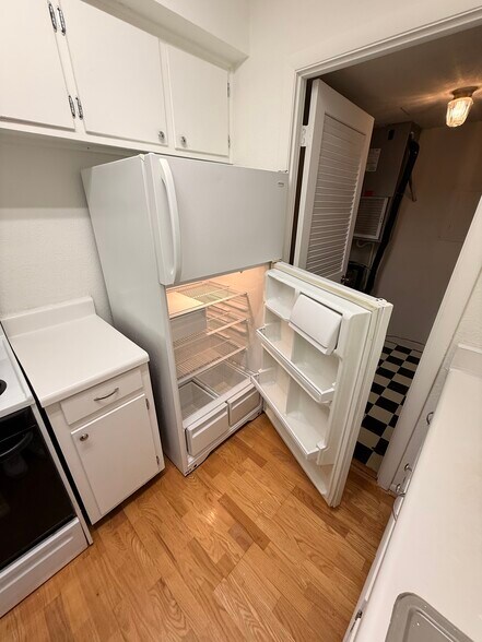 kitchen - 810 Bellevue Rd