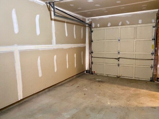 Building Photo - Gorgeous 3 Bedroom Townhome!
