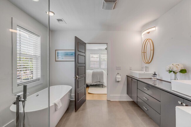 Building Photo - Fully Furnished Downtown Rental