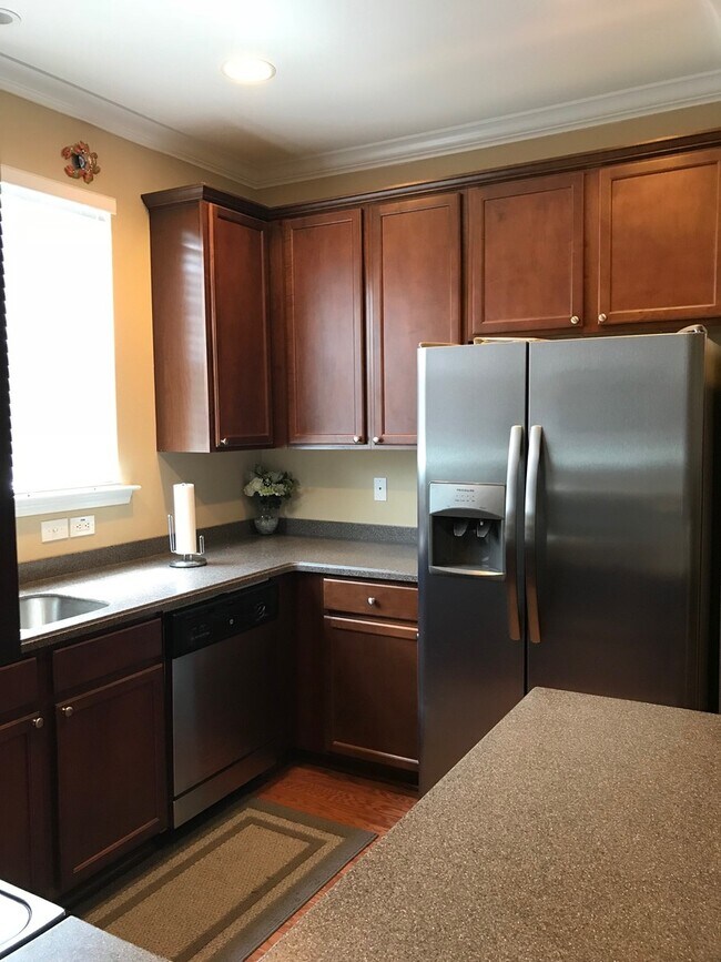 Building Photo - Townhouse with Fenced Backyard!