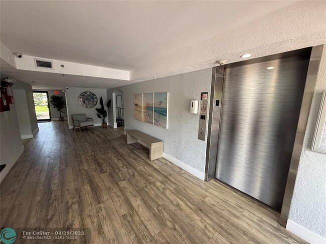 Building Photo - 950 Egret Cir