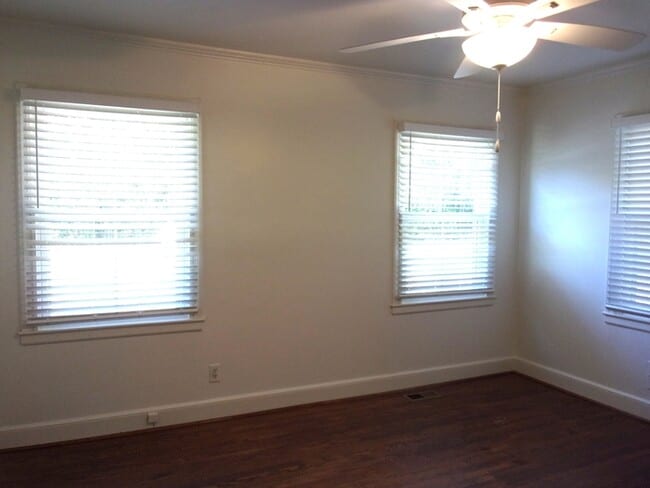 Building Photo - 304 Oak Dr