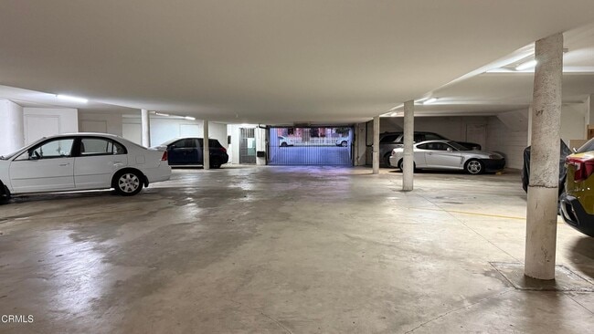 Building Photo - Updated 2-Bed, 2-Bath Condo in Downtown Ox...