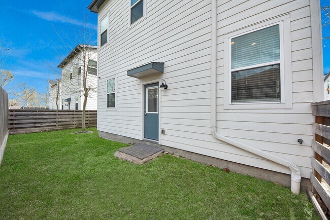 Building Photo - 506 W Donovan St