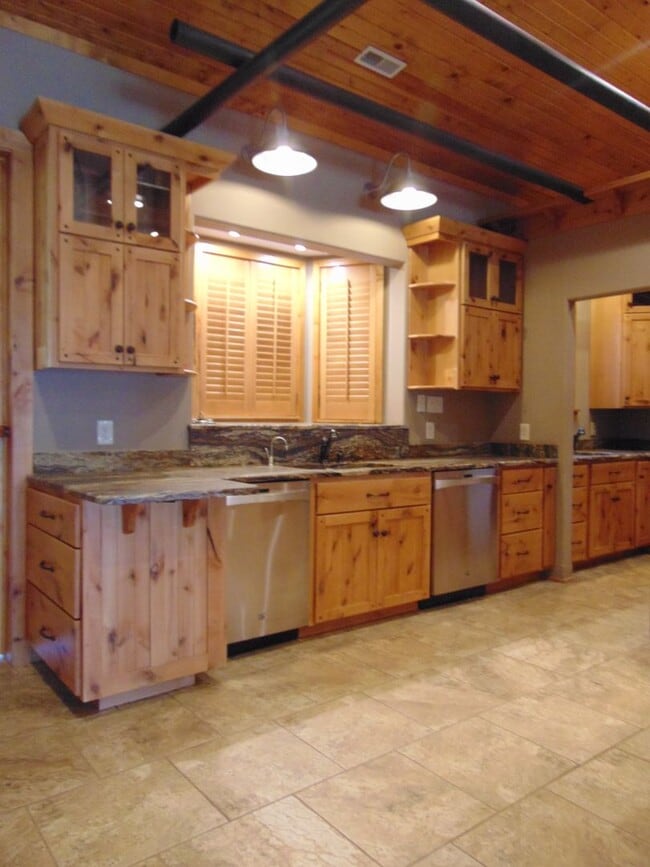 Building Photo - Majestic 3 Bed Mid MO Ranch!