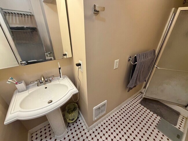Building Photo - 5 Cottage Ln