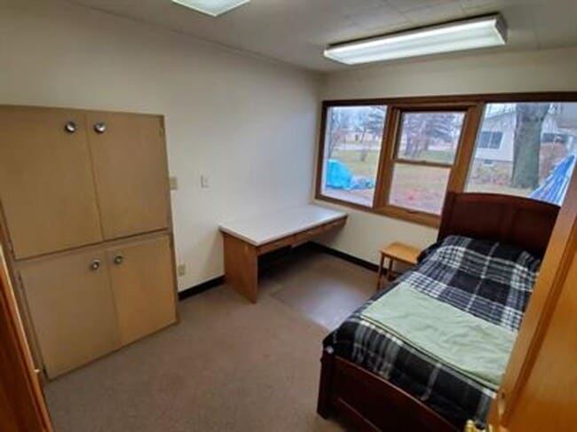 Building Photo - 7 Bed 2.5 Bath House for Rent