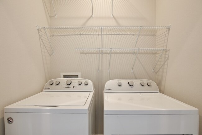Building Photo - Luxurious 3/3.5 Spacious Townhome with a B...