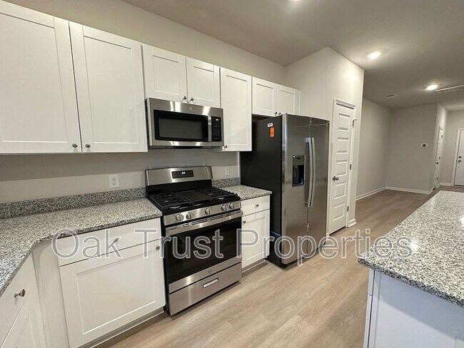 Building Photo - 4031 E Associate Dr
