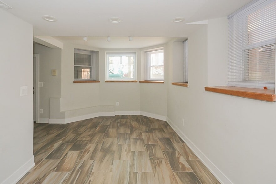 Building Photo - 2318 N Southport Ave