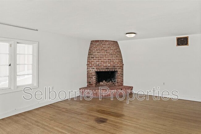 Building Photo - 25 Selborne Dr