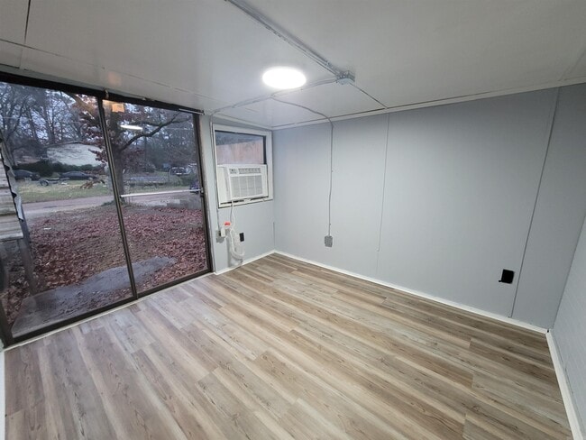 Building Photo - 112 Kenny St