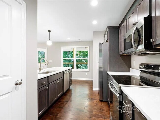 Building Photo - 10 Beryl Ct