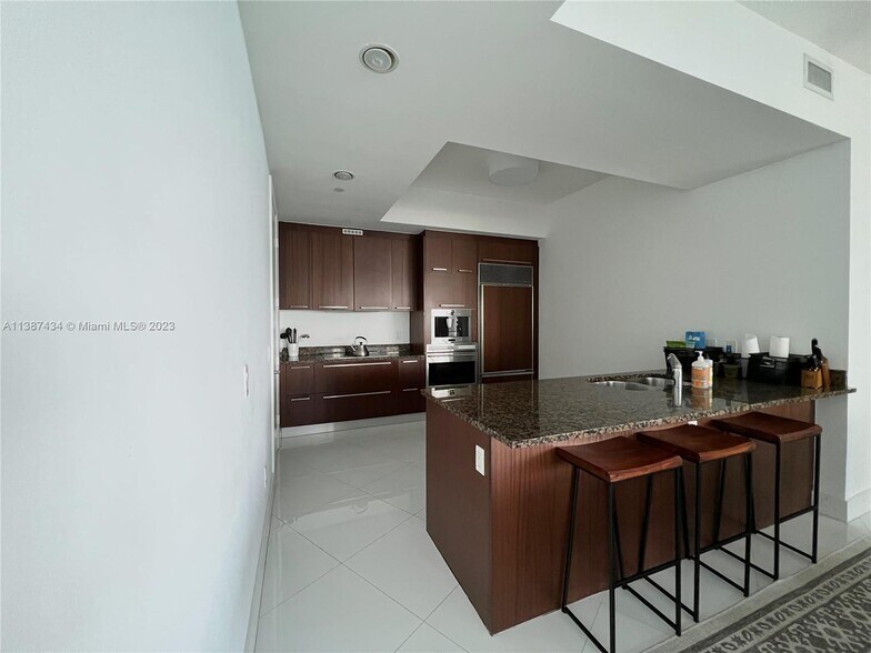 Building Photo - 15811 Collins Ave