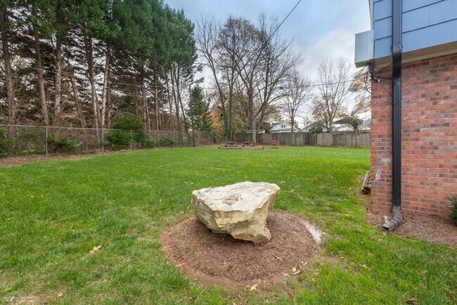 Building Photo - Townhomes at Humboldt Place- Fully renovated and move in ready 2 bedroom unit!